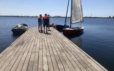 valk-1 2 Valk zeilboot aan steiger van WVOP tijdens volwassene zeilles op de Ouderkerkerplas