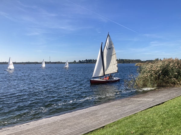 valk-volwassene Grote Valk zeilboot en kleinere zeilboten op de Ouderkerkerplas bij Watersportvereniging Ouderkerkerplas